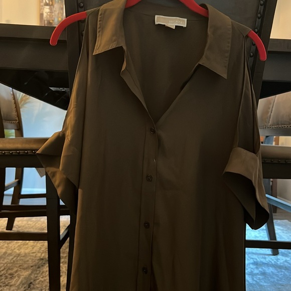 Woman’s Michael Kors Open Shoulder Button Up Blouse Size XL - Picture 2 of 3